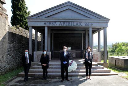 El alcalde y tres concejales de Gernika, frente al mausoleo homenaje a las víctimas del bombardeo de 1937.