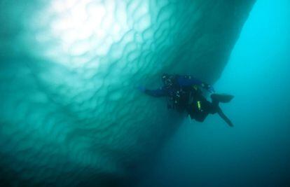 Javier Cristobo, bajo un iceberg en la Antártida.