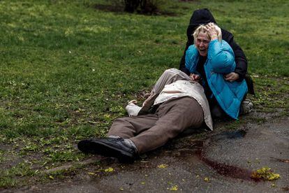 Una mujer llora junto al cuerpo de su padre después de un bombardeo ruso en Járkov, en el noreste de Ucrania, este lunes.