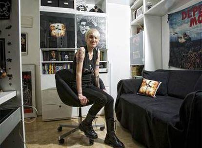 Maite Muñoz, seguidora del grupo Depeche Mode en su casa, en Chueca.