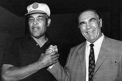 Max Schmeling (derecha) bromea con Joe Louis en 1971.