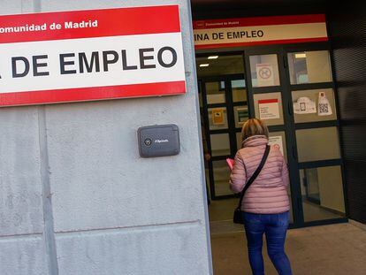 Una persona entra en una oficina del SEPE en Madrid.