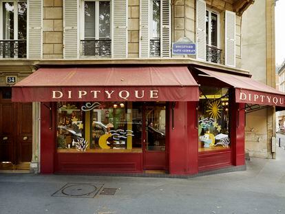 Exterior de aquella primera tienda en el 34 del bulevar Saint-Germain, en París, con el escaparate en forma de díptico que inspiró el nombre de la marca.