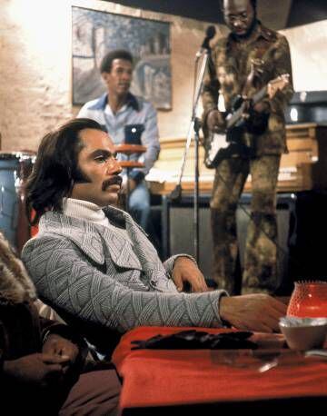 En ‘Super Fly’ (1972), Ron O’Neal interpretó al carismático Priest, un traficante de cocaína que buscaba hacer el negocio definitivo y luego retirarse a una vida más tranquila y regalada. Al fondo, el gran Curtis Mayfield tocando.
