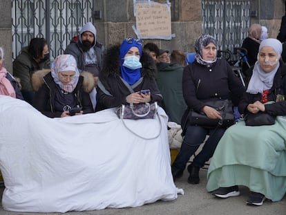 Refugiados sirios protestan en las inmediaciones del Parlamento de Copenhague