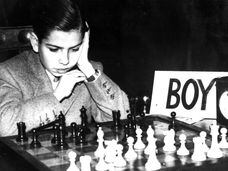 Arturo Pomar, con 14 años, en un torneo de ajedrez en Londres.