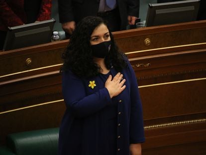 Vjosa Osmani, en el Parlamento de Kosovo tras ser confirmada como presidenta, el pasado día 4.