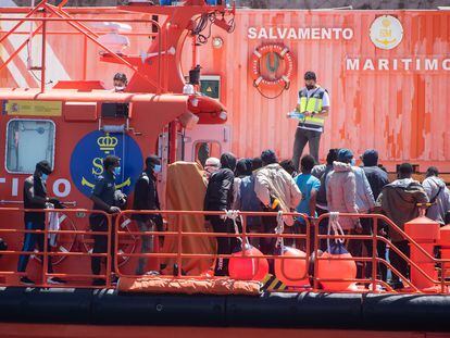 La Salvamar 'Mizar' traslada a un grupo de 46 inmigrantes que navegaban en una patera en dirección a Canarias el pasado 10 de abril.