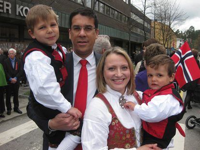 Silje C. Sigernes, su marido, Ernesto Alegría, Philip, de cuatro años, y Oliver, de año y medio, en una foto familiar. Sigernes y sus hijos llevan el traje nacional noruego.