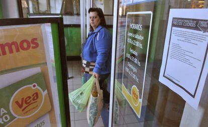 Una mujer sale de un supermercado de Buenos Aires.