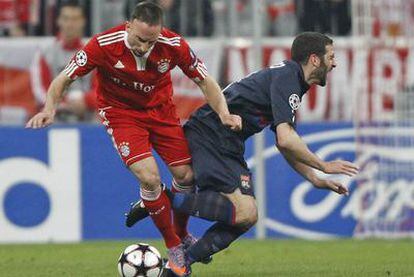 Ribéry pisa a Lisandro, del Lyon, acción por la que fue expulsado en el partido del miércoles.
