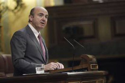 El ministro de Economía, Luis de Guindos, durante su intervención en el pleno que debate el real decreto ley de Refinanciación y Reestructuración de deuda empresarial, en el Congreso de los Diputados.