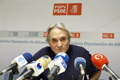 El portavoz socialista Antonio Amorós, en la rueda de prensa en la que anunció su dimisión.