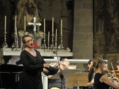 La soprano &Aacute;ngeles Blancas durante su concierto en la iglesia del Carme con la orquesta de Cadaqu&eacute;s.