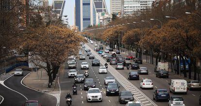 Tr&aacute;fico en el Paseo de la Castellana en Madrid. 