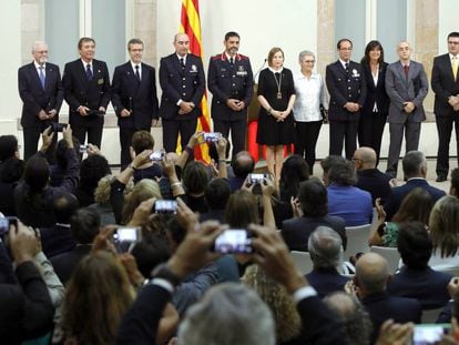 Carme Forcadell, presidenta del Parlament, junto al mayor Trapero y el resto de representantes de los cuerpos galardonados.