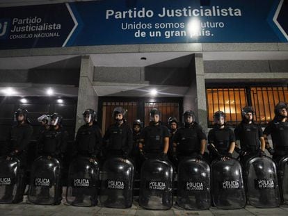 La policía custodia la sede del partido peronista en el centro de Buenos Aires, en la noche del martes.