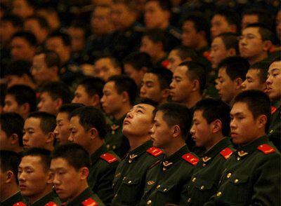 Soldados chinos durante la celebración en Pekín del 30º aniversario del inicio de las reformas económicas.