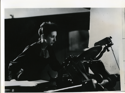 La escritora Anaïs Nin trabajando en su imprenta en los años cuarenta.