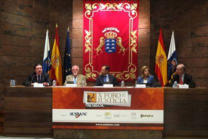 El presidente del Parlamento canario, Antonio Castro,el 30 de octubre de 2014 inaugura las jornadas de Ausbanc.