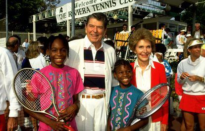Venus y Serena Williams con el entonces presidente de Estados Unidos, Ronald Reagan, y su esposa, Nancy Reagan, en un evento de tenis en 1990.