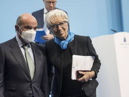 Luis de Guindos y Christine Lagarde a la salida de una reunión del BCE celebrada en octubre pasado en Fráncfort.