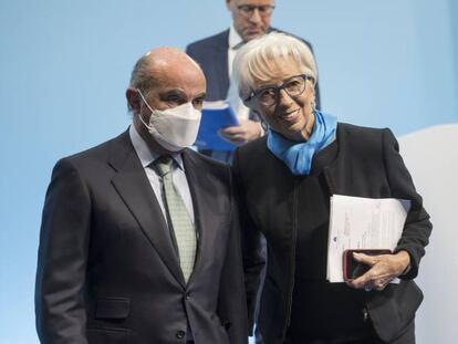 Luis de Guindos y Christine Lagarde a la salida de una reunión del BCE celebrada en octubre pasado en Fráncfort.