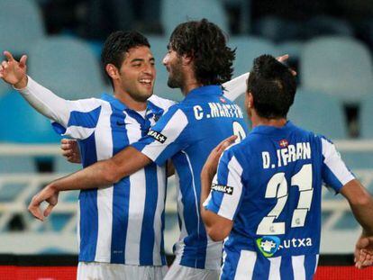Vela, Martinez e Ifr&aacute;n, celebran el primer gol del equipo donostiarra