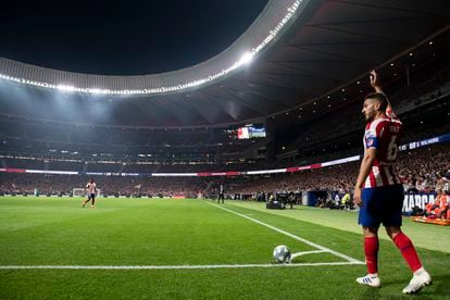 Koke, del Atlético de Madrid, se dispone a sacar un córner en el estadio Wanda Metropolitano. 