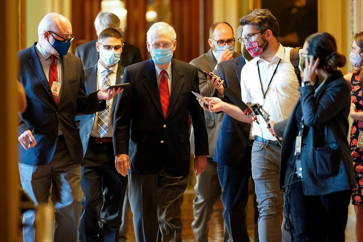 Mitch McConnell, rodeado de periodistas el pasado día 9 en el Senado.