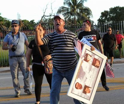 Exiliados cubanos critican la exposición del exagente castrista.