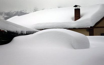 Un vehículo cubierto de nieve en el pueblo asturiano de Pajares, el 7 de febrero.