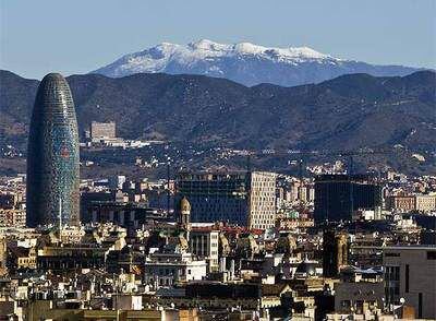 Una vista de la cumbre nevada del Montseny tomada en Montjuic.