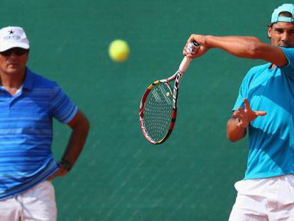 Toni y Rafael Nadal, durante un entrenamiento en Montecarlo. 