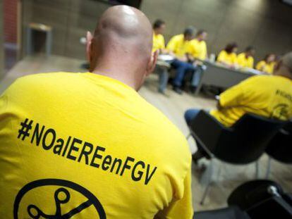 Los dirigentes sindicales de FGV con la caracter&iacute;stica camiseta que portan contra el ERE.  