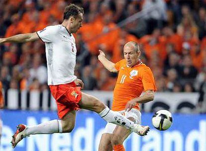 Arjen Robben y Nickolce Noveski (izquierda) durante el partido que enfrentó a las selecciones de Macedonia y Holanda el pasado miércoles.