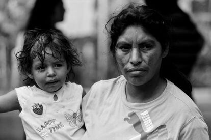 En los primeros cinco meses del año, un total de 6.192 personas fueron atendidas en La 72 de Tenosique, Tabasco. De ellas, un millar fueron mujeres con niños y 800, menores no acompañados. El año pasado era difícil ver más de 50 mujeres un mismo día en la ruta del tren en el tramo entre Arriaga (Chiapas) e Ixtepec (Oaxaca). Hoy día se pueden observar grupos hasta de 250 en su mayoría con hijos pequeños. En la imagen madre e hija, hondureñas, fotografiadas en el albergue La 72.