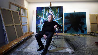 El pintor y arquitecto Juan Navarro Baldeweg, en 2016 durante una entrevista en su estudio de Madrid.
