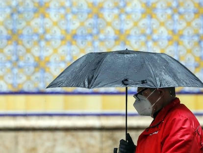 Un hombre se protege con un paraguas de la lluvia, el 15 de abril en Valencia.