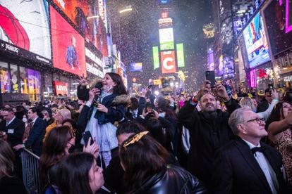 Miles de personas celebran en Times Square, Nueva York (Estados Unidos), este 1 de enero.