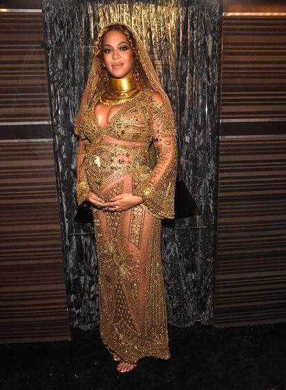En dorado, ceñido y como una diosa de la fertilidad. Peter Dundas firmó este diseño que una embarazadísima Beyoncé llevó sobre el escenario de los Grammy 2017.