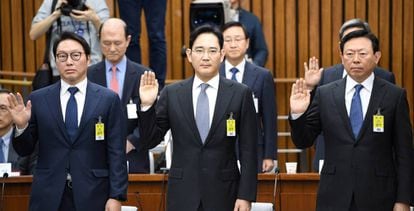 Tres altos cargos de conglomerados surcoreanos comparecieron en diciembre ante el Parlamento por sospechas de corrupción.