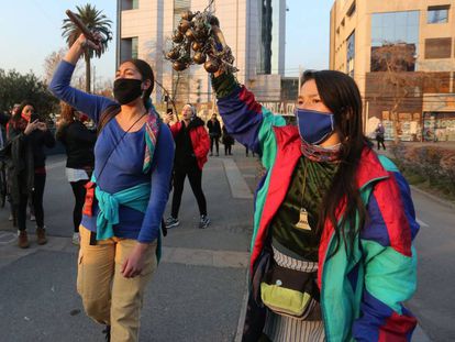 Un grupo de mujeres en Santiago (Chile), a mitad de agosto de 2020, en una manifestación en defensa del pueblo mapuche.