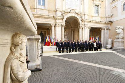 Los líderes de la Unión Europea posan para una fotografía de familia en la reunión para celebrar el 60º aniversario del Tratado de Roma.