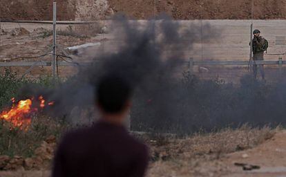 Un soldado israelí apunta a los manifestantes palestinos durante los enfrentamientos con las tropas israelíes a lo largo de la frontera entre Israel y la Franja de Gaza. 
 
 