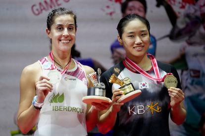 Carolina Marín, con la medalla y el trofeo de subcampeona del Masters de Indonesia tras perder en Jakarta este domingo en la final ante la surcoreana Se Young An.