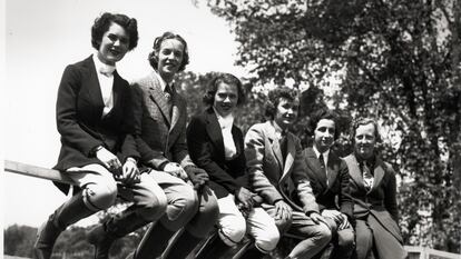Estudiantes del Smith College sentadas en una valla el día de actividades al aire libre de la universidad, en Northampton, Massachusetts.