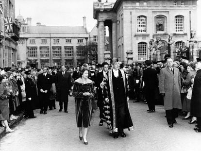 La reina Isabel II y el primer ministro Harold Macmillan en la Universidad de Oxford, el 4 de noviembre de 1960.
