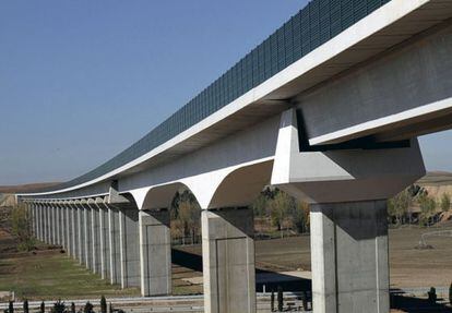 Uno de los viaductos del tramo Olmedo-Zamora, de 92 kil&oacute;metros
 
 