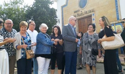 Los asistentes a la concentración en Coto Ríos, convocada para el 16 de septiembre, conversando frente a la Parroquia de San Miguel Arcángel